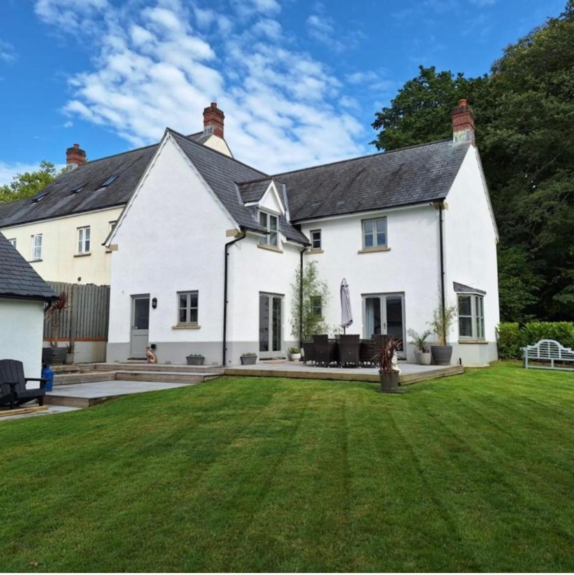 Beautiful 4-Bed Home, Hot Tub & Stunning Views - アバーガベニー エクステリア 写真